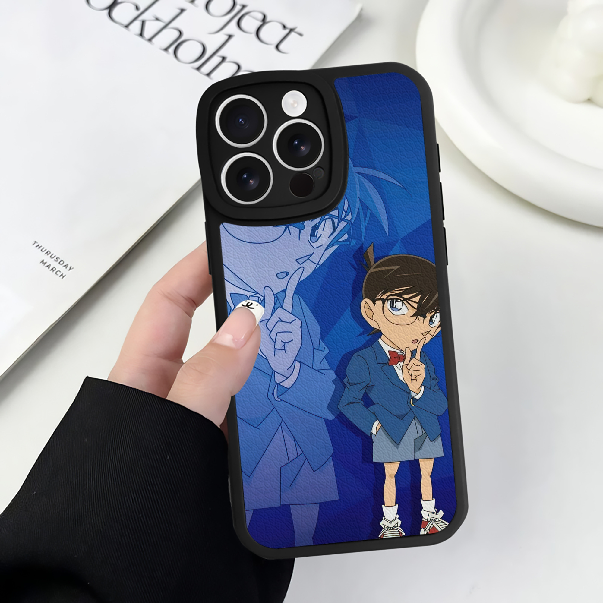 （画像用） 名探偵コナン Detective Conan 【iPhone 16シリーズ対応】シリコンスマホケース（レザー調） 材質：シリコン